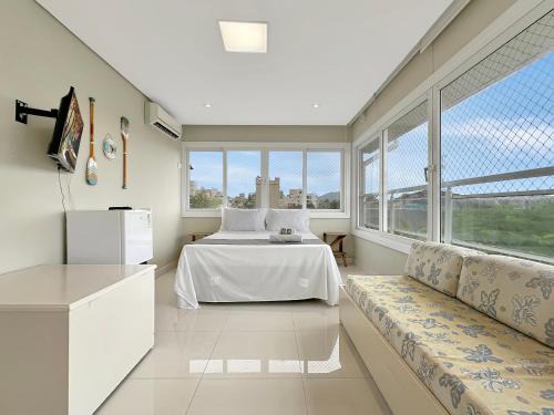 Enseada House | AC - Piscina - 1 Suite com banheiro - 200m do mar