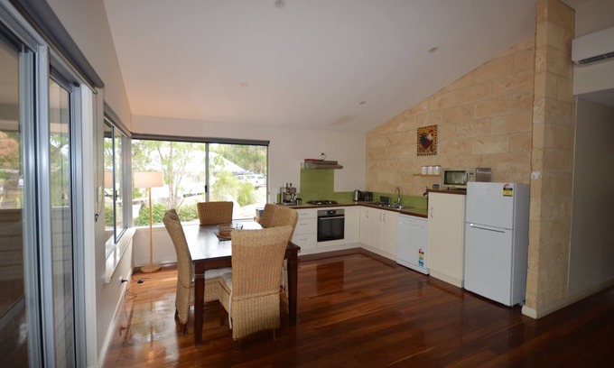 Margaret River Apartment | Oceanfront Acacia Chalets: Guest Rated 9.2/10