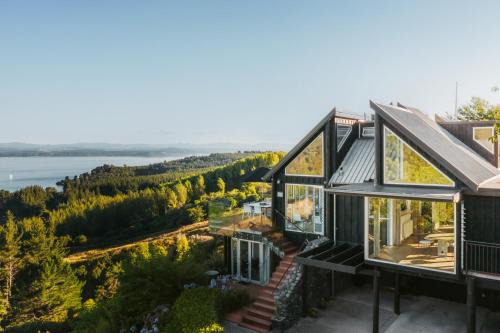 Acacia Bay Bed & Breakfast | Experience Acacia Cliffs Lodge: 5-Star Retreat with Breakfast