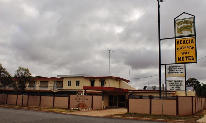 West Wyalong Hotel | Budget-Friendly Acacia Golden Way Motel with Pool & Breakfast