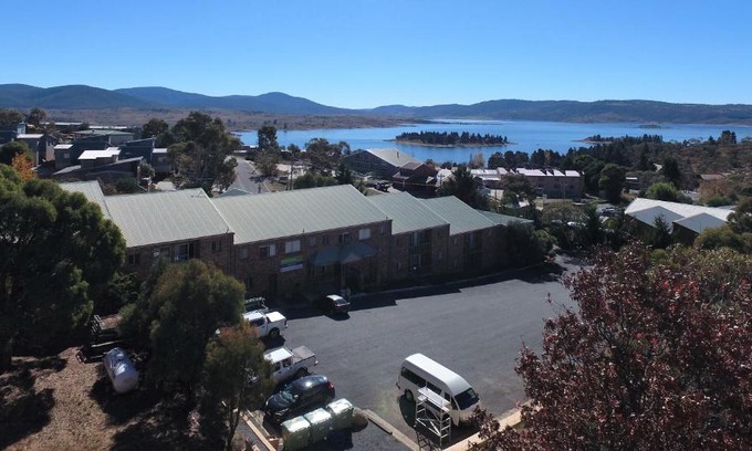 Jindabyne Hotel | Family-Friendly Acacia Snowy Motel with On-Site Dining