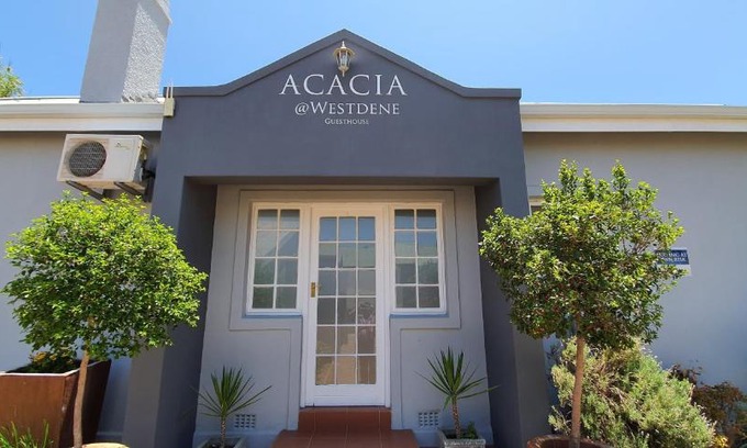 Westdene Bed & Breakfast | Pet-Friendly Acacia Westdene B&B with Pool & Breakfast