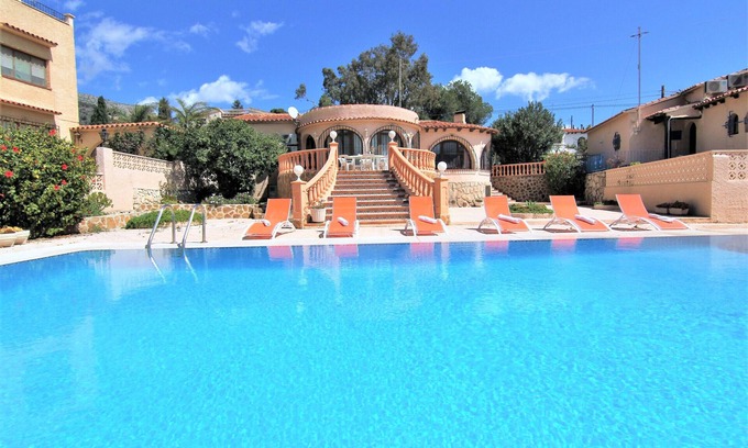 La Canuta Villa | Relaxing Hotel with Free Wifi & Parking Near the Beach