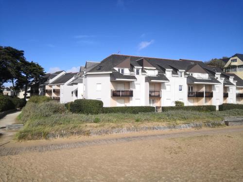 Saint-Marc-sur-Mer Apartment | Beachfront Retreat at T2 sur la PLAGE, Saint Marc sur Mer