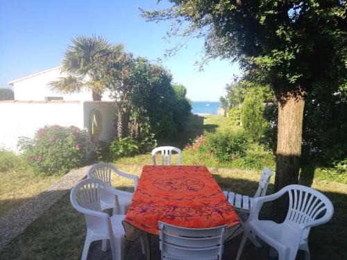 La Flotte House | Ocean Access on Spacious Grounds with Family-Friendly Amenities