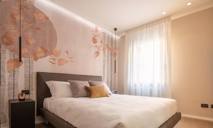 Dorsoduro Apartment | Accademia Design Apartment: Balcony Retreat with Spa Access