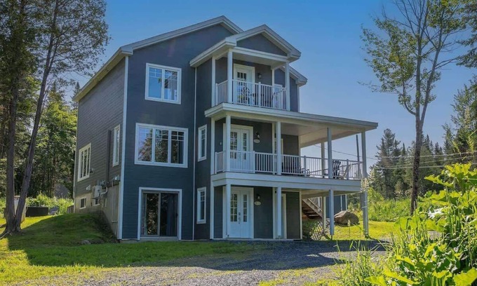 Stanstead Township Ski Chalet | Stay by Lake Memphremagog with Spa & Family Amenities