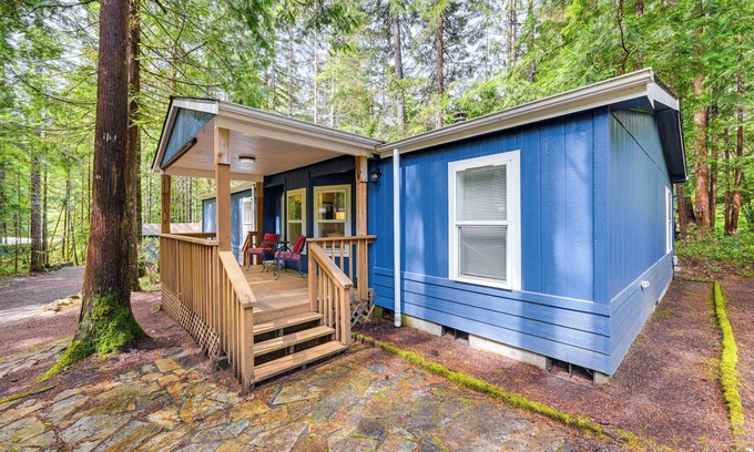 Hoodsport Cottage | Relaxing Hoodsport Home Steps from Lake Cushman Access