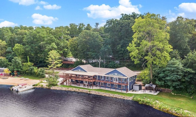 Cassopolis House | Guest Rated Blue Spruce Lodge: Lake Frontage & Sandy Beach