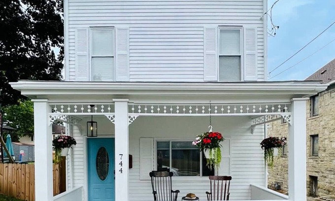 Verona House | Chic Victorian Retreat with Gym, Garage & Guest Rating 9.8