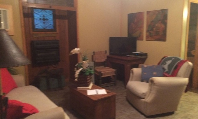 Guntersville Cottage | Cozy Retreat for 4 with Kitchen and Breakfast Included