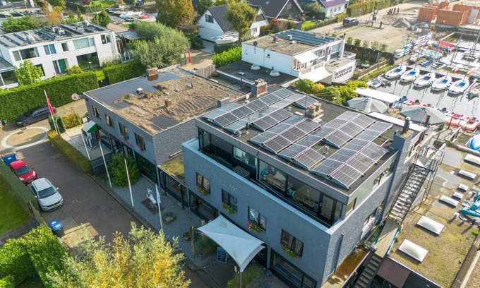 Kaag House | Accommodation by the water with sauna + hot tub