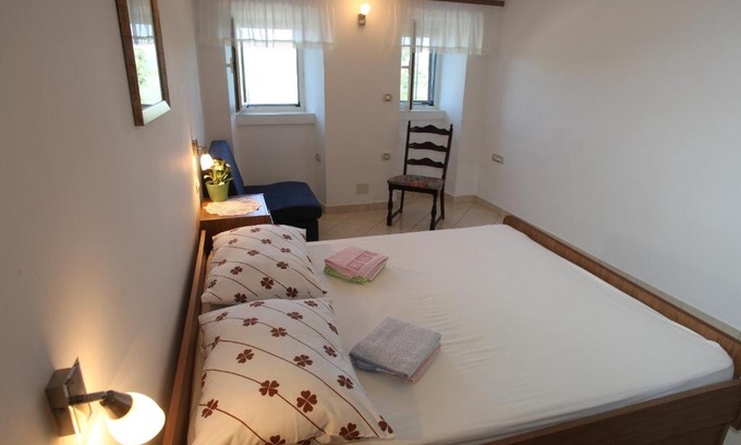 Sveti Jakov House | Cozy Accommodation Lily: Family-Friendly with Fireplace
