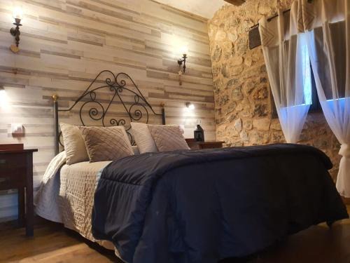Peralejos de las Truchas Apartment | Pet-Friendly Acebos del Tajo with Breakfast & Dining Options