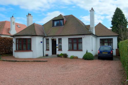 Longcroft House | Explore Acer Lodge Guest House: 4-Star Comfort Awaits