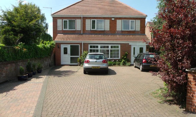 Balderton Apartment | Welcoming Acers Studio: Family-Friendly Retreat with 8.9 Rating