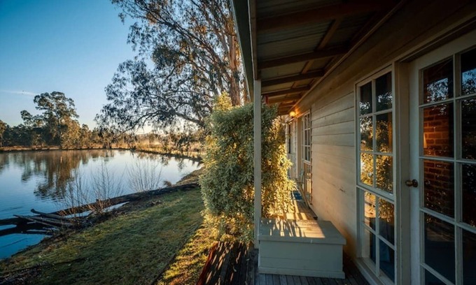 Acheron Cabin | Secluded Acheron Valley Country Retreat with Lakefront Rooms