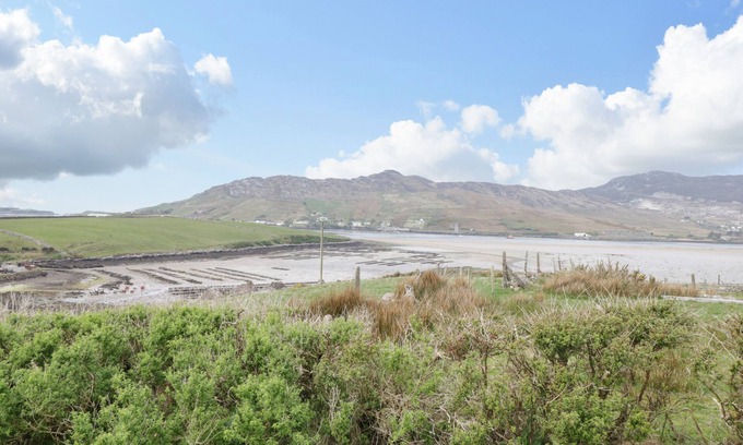 Gubnahardia Cottage | Pet-Friendly Achill View with Oceanfront Access in Mayo
