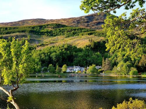 St Fillans Hotel | Discover Achray House: Pet-Friendly Retreat with Dining