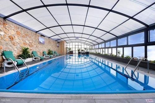 Safed Cabin | Top-Rated Achuza Bamarom with Pool and Family Amenities