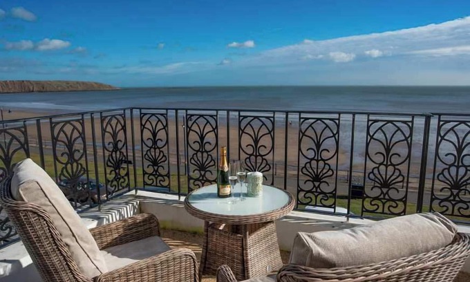 Muston Apartment | Stunning Ackworth House Number 4 with Ocean Views & Spa