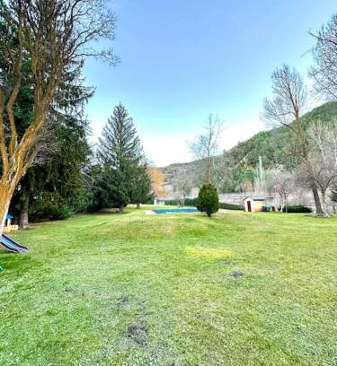 Montella I Martinet Apartment | Cozy Retreat in Martinet, Cerdanya with Pool & Pet Friendly