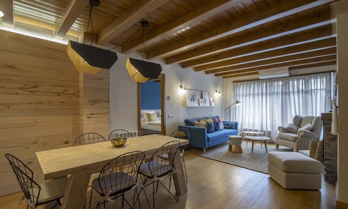 Alt Aneu Apartment | Cozy Apartment with Balcony and Lake View Amenities
