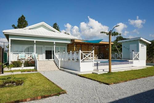 Omoa Villa | Cozy Cabin with Pool & Beach Kiosk - Perfect for Families