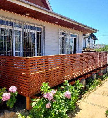 El Quisco House | Cozy Beach House: Family & Pet Friendly Getaway