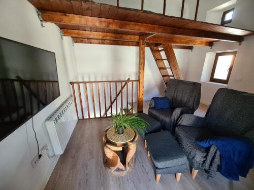 Garganta de los Montes House | Romantic Mountain Retreat: Child-Friendly and Cozy Getaway