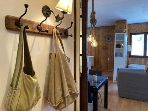 Alp Apartment | Inviting Ground Floor Retreat in Alp, Pet and Child Friendly