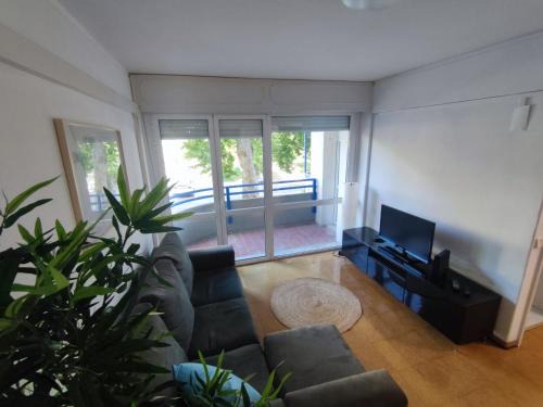 Lumiar Apartment | Welcoming T3 Retreat in Telheiras - Highly Rated Stay