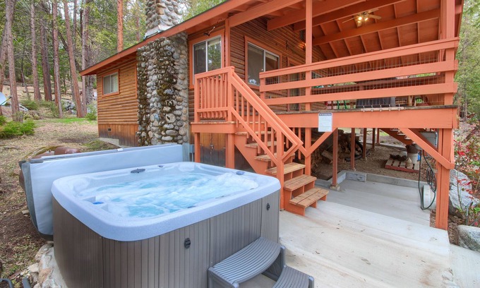 North Wawona House | Pet-Friendly Acorn Alley in Yosemite with Hot Tub & EV Charger