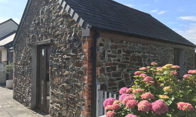 Widemouth Bay House | Pet-Friendly Acorn Barn: 10/10 Rated for Families