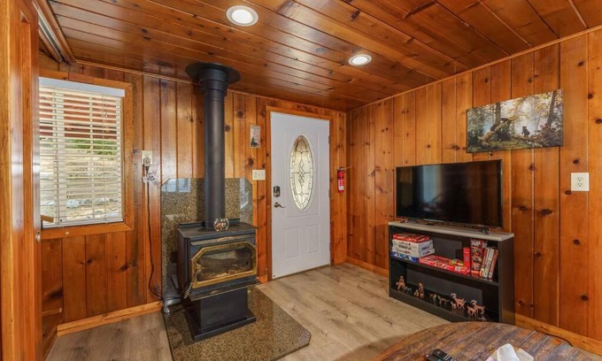 Oakhurst House | Discover Acorn Cabin: Your Family-Friendly Yosemite Retreat