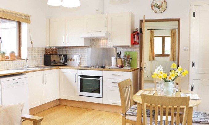Loppington Cottage | Family-Friendly Acorn Cottage with Garden in Burlton