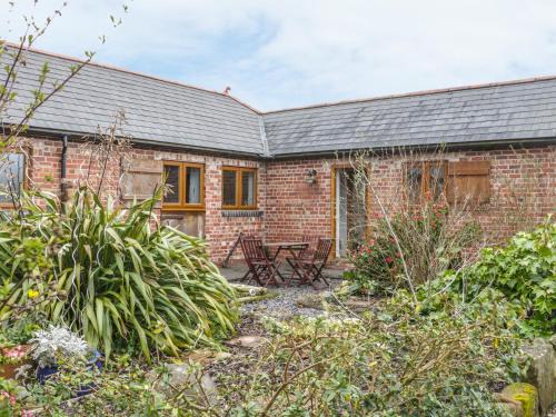 Loppington House | Relax at Acorn Cottage 2: Family-Friendly Retreat