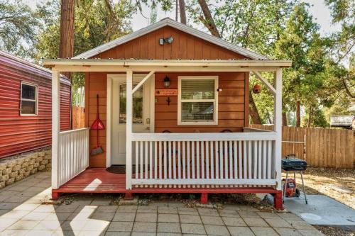 Oakhurst House | Discover Acorn Cottage: Your Bass Lake & Yosemite Retreat