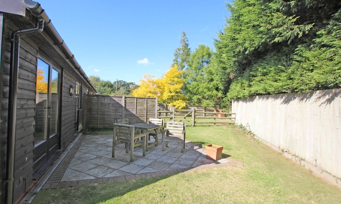 Ashford Cottage | Acorn Cottage: Cozy Retreat with Kitchen & Breakfast Options