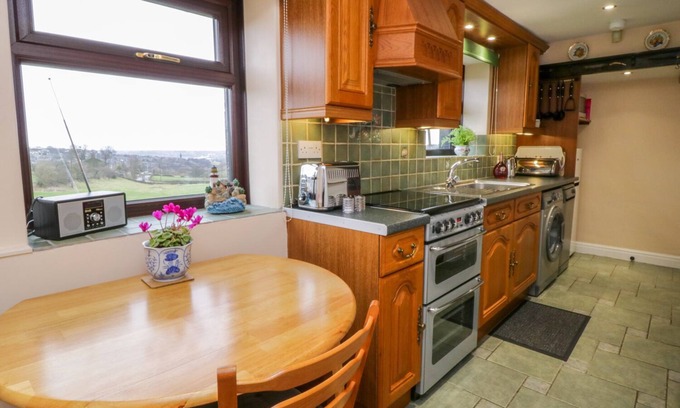 Ogden Cottage | Cozy ACORN COTTAGE with Garden in Thornton, West Yorkshire