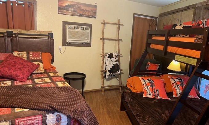 Canton Hotel | Pet-Friendly Acorn Hideaways: Canton Ranch Hands' Suite