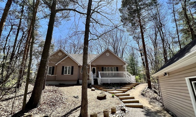 Grand Bend Cottage | Acorn Hills: Stylish Retreat with Private Beach & Games Room