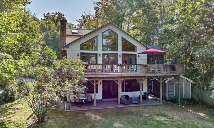 West Alton House | Top-Rated Acorn Lodge at Lake Winnipesaukee with Hot Tub