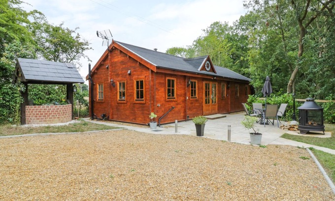 Saxmundham Cottage | Cozy Acorn Lodge: Pet-Friendly Retreat in Saxmundham