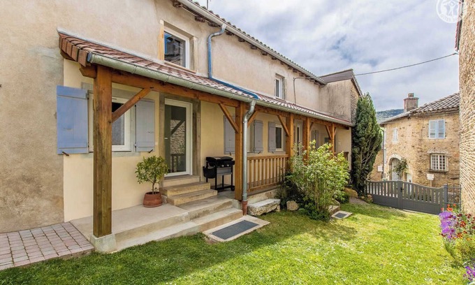 Sologny House | Discover Acoté Gîte in Sologny: Family-Friendly Retreat