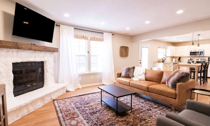 Noblesville House | Acoustic Oasis: Perfect for Families with Pool & Breakfast