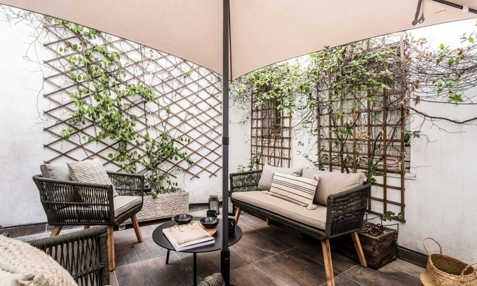 Huertas Apartment | Pet-Friendly Acqua with Terrace in Centro for Families