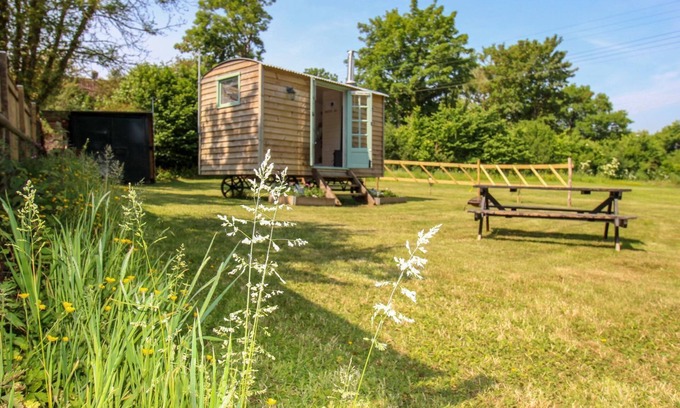 West Compton Cottage | ACRES MEADOW, pet friendly, with open fire in Maiden Newton