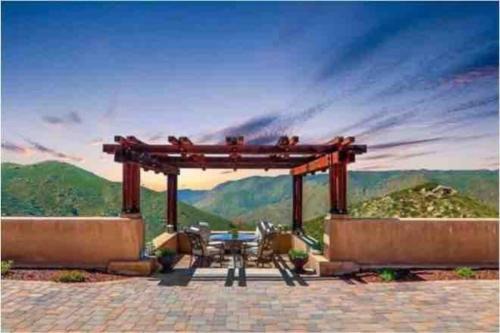Ramona House | Idyllic Hillside Getaway - Pet Friendly & Spa Retreat