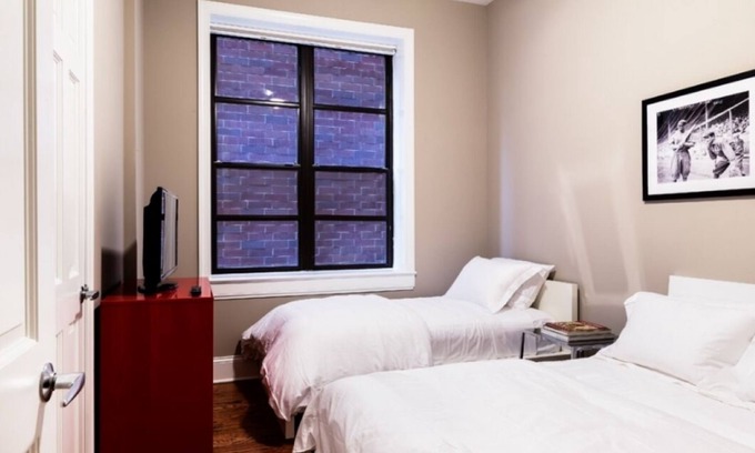 Lakeview Condo | Ideal Stay Near Wrigley Field: 4-Bedroom Gem Awaits!